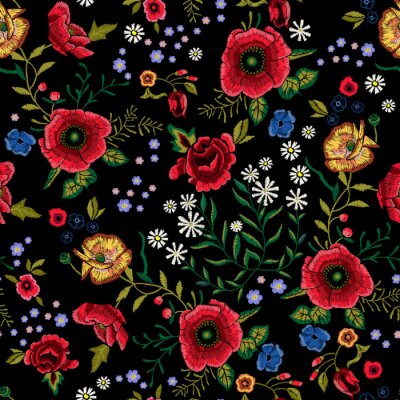 Borduurwerk traditioneel naadloos patroon met rode papavers en rozen.