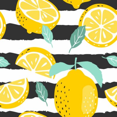 Behang Citroenfruit op een zwart-wit gestreepte achtergrond