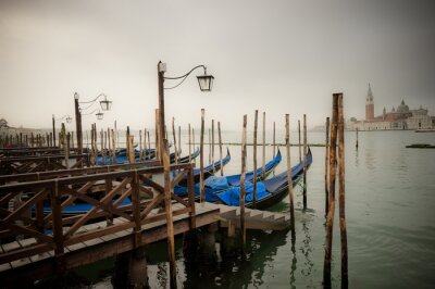 Gondels bij de houten brug