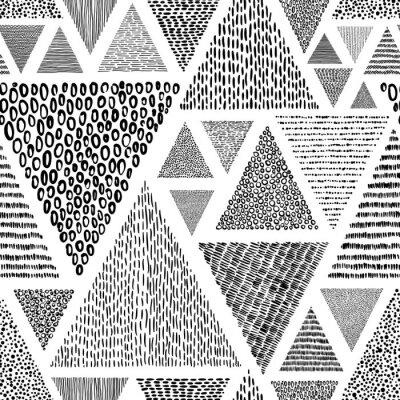 Behang Handgetekende driehoeken in doodle stijl naadloos patroon. Zwart-wit print voor textiel. Etnische en tribale motieven.