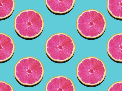 Behang Roze grapefruits op een blauwe achtergrond