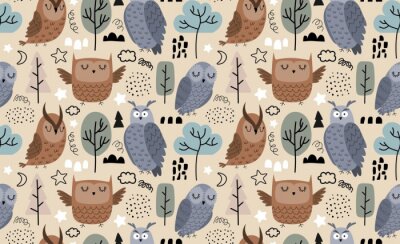 Behang Schattige uiltjes in een kleurrijk sprookjesbos