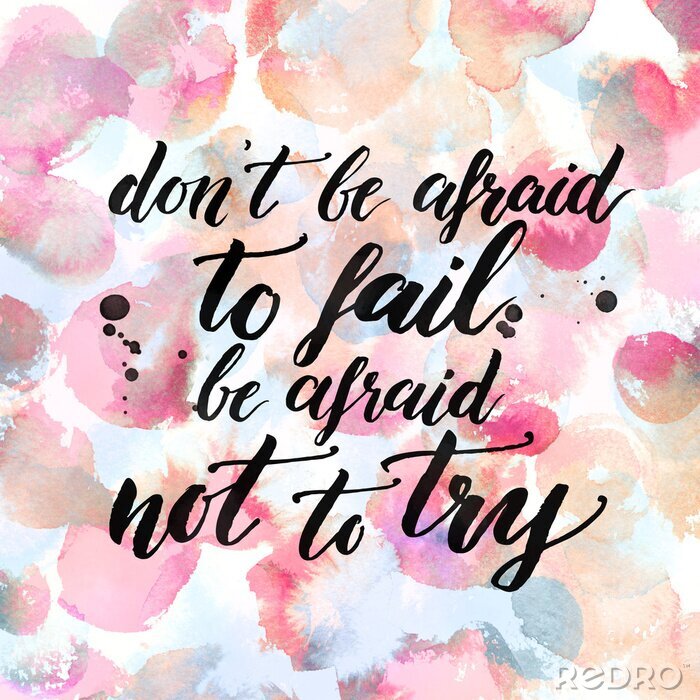 Behang Wees niet bang om te falen, wees niet bang om te proberen. Inspiration citaat over het leven, de liefde en uitdagingen. Inkt kalligrafie in pastel roze aquarel achtergrond