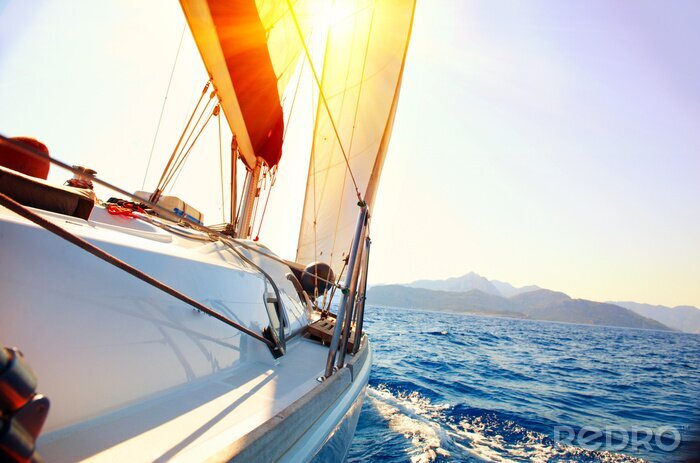 Behang Zonnig weer en een zeilboot