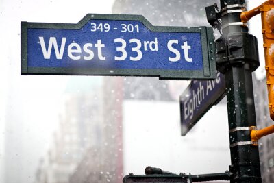 33e straat richting teken in New York in sneeuwstorm