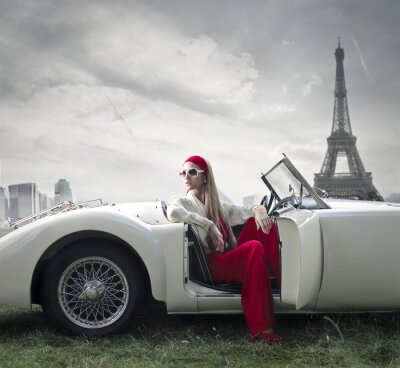 3D Parijs en een vrouw in een auto