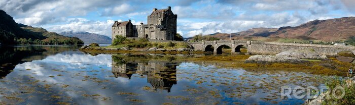 Canvas A panorama of the Eilean Donan Castle on a sunny afternoon in Scotland.