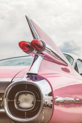 Achterkant van een roze klassieke auto