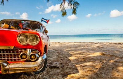 Canvas Amerikaanse klassieke auto op het strand Cayo Jutias, provincie Pinar del Rio, Cuba