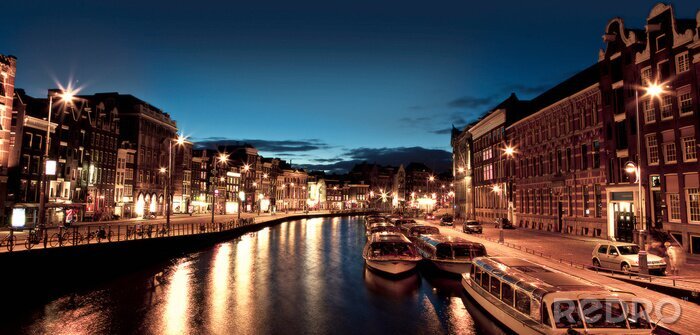 Canvas Amsterdam bij nacht en uitzicht op de gracht