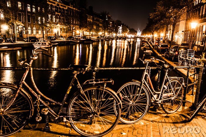 Canvas Amsterdam bij nacht met fietsen