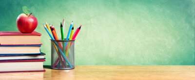 Canvas Apple op stapel boeken met potloden en Leeg Bord - Back To School