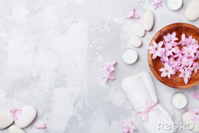 Canvas Aromatherapie, schoonheid, spa achtergrond met massage kiezelsteen, geparfumeerde bloemen water en kaarsen op stenen tafelblad weergave. Ontspanning en zen-achtig concept. Plat leggen.