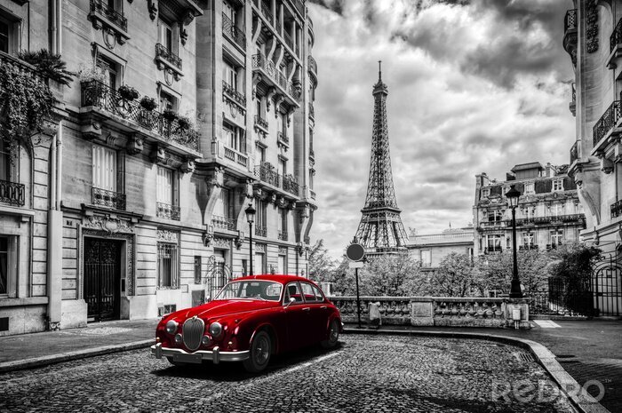 Canvas Artistiek Parijs, Frankrijk. Eiffeltoren gezien vanaf de straat met rode retro limousine auto.