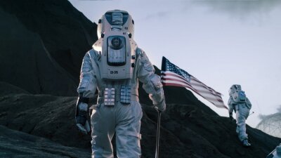 Astronaut met een Amerikaanse vlag