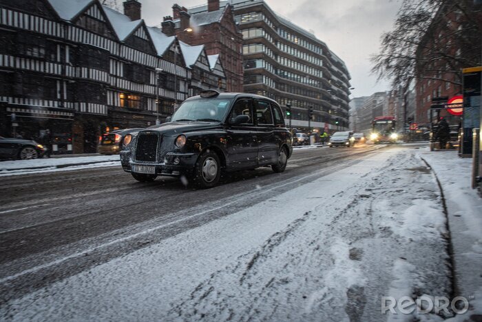 Canvas Auto's rijden in een sneeuw door Londen Street