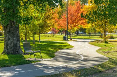 Canvas Autumn City Park - Een zonnige herfstmiddag uitzicht op een rustige renbaan wikkelen in een stadspark, Denver / Lakewood, Colorado, USA.