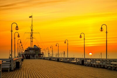 Avondlucht boven de houten pier