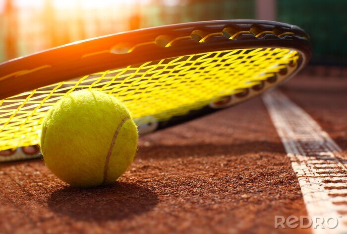 Canvas Bal onder het racket op de tennisbaan