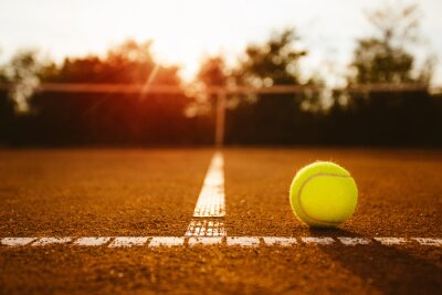 Bal op een tennisbaan