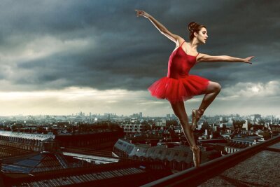 Ballerina in het rood op het dak