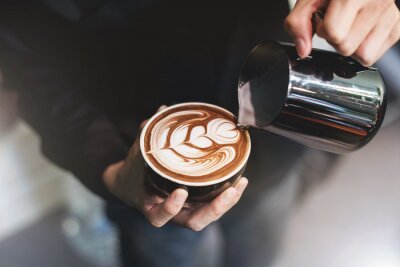 Canvas Barista maakt koffie kop latte kunst