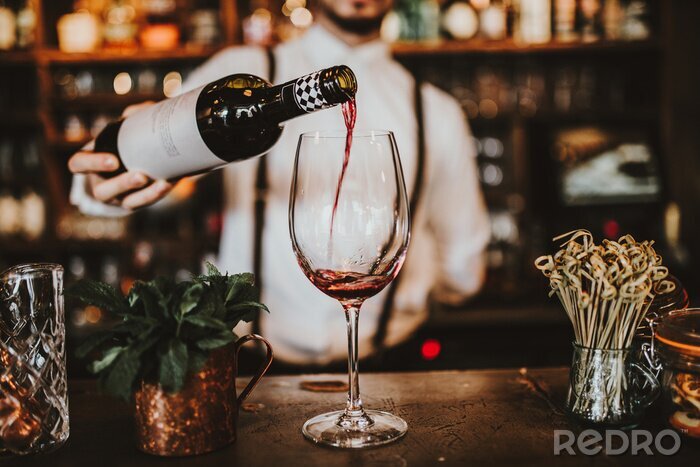 Canvas Barman schenkt wijn in