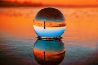 Canvas Beautiful selective focus shot of a crystal ball reflecting the breathtaking sunset