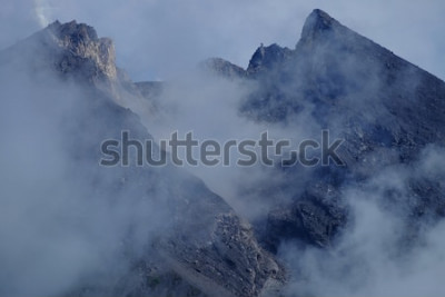 Canvas Bergen in mist en wolken