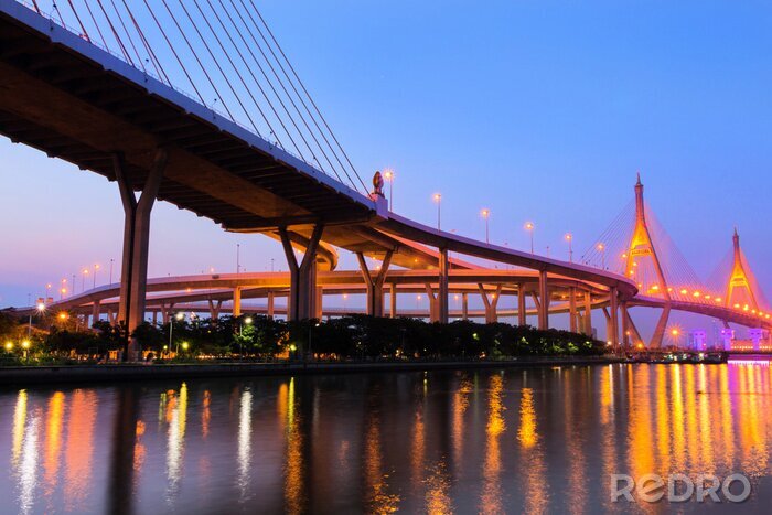 Canvas Bhumibol Bridge in de zonsondergang, industriële Ring Road Bridge