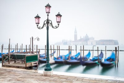 Blauwe gondels verslaan een halte