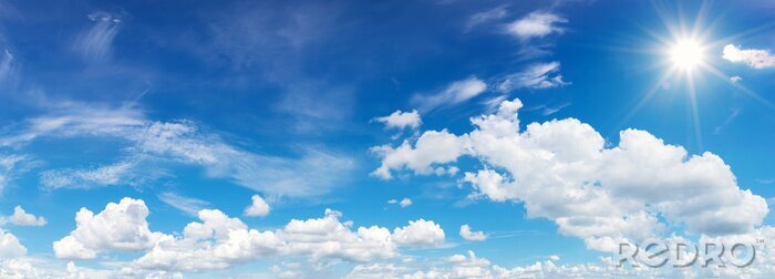 Canvas blauwe lucht met wolken en zon reflectie. De zon schijnt helder in de dag in de zomer