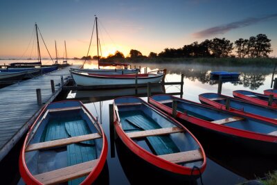 Canvas boten en jachten op het meer bij zonsopgang