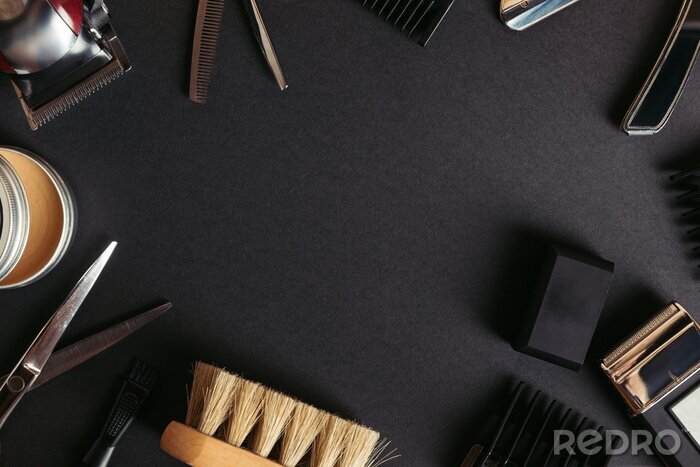 Canvas bovenaanzicht van verschillende professionele kapper tools op zwarte achtergrond