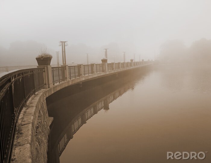 Canvas brug in zware mist