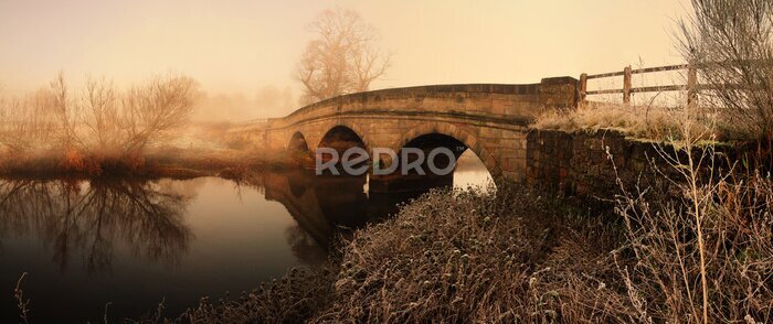 Canvas Brug over de rivier in mist