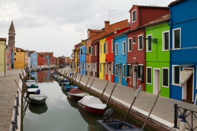 Burano, kanaal en kleurrijke huizen.