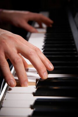 Canvas Close-up van de handen die Elektrische Piano Keyboard