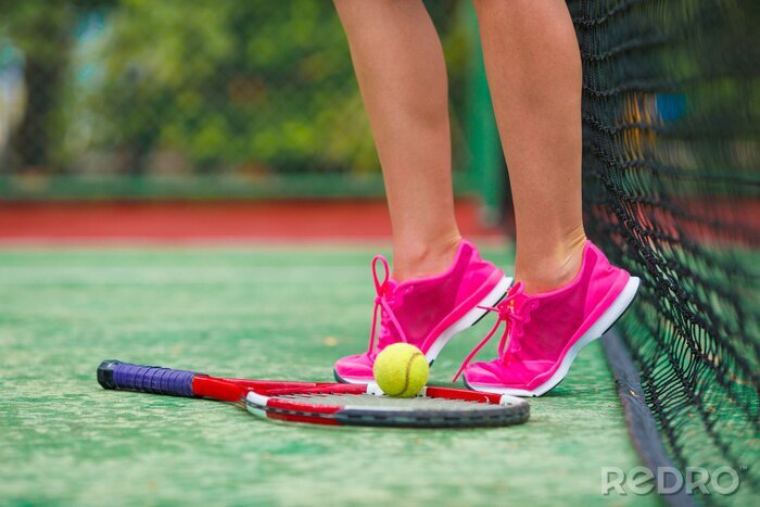 Canvas Close-up van schoenen met de tennis racket en bal in openlucht
