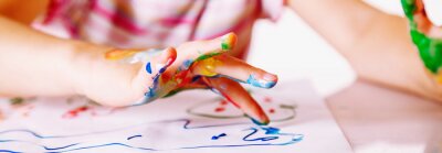 Canvas Close up young girl painting with colorful hands. Art,  creativity and painting concept. Horizontal image.