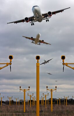 Canvas Composiet van landende vliegtuigen dicht bij elkaar