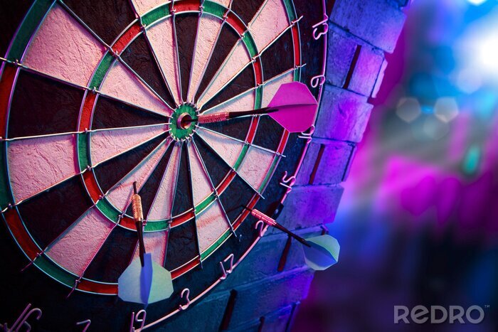 Canvas Dartbord met darts aan de muur