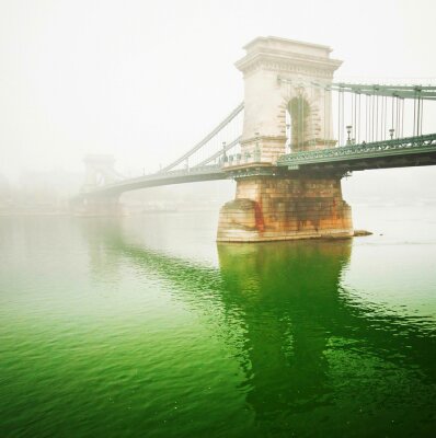 De beroemde Kettingbrug in Boedapest, Hongarije