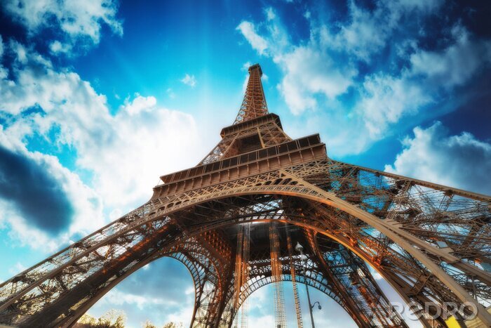 Canvas De Eiffeltoren op de achtergrond van wolken
