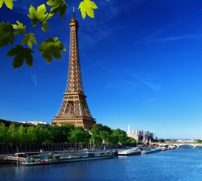 De Eiffeltoren tegen een wolkenloze hemel