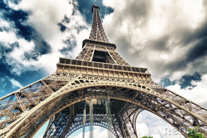 Canvas De Eiffeltoren vanuit kikkerperspectief tegen de lucht