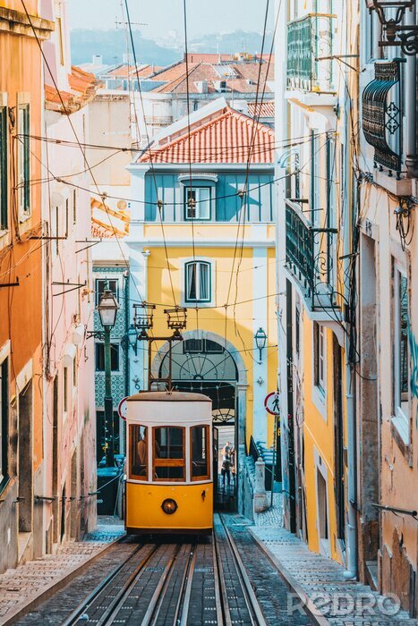 Canvas De gele stadstram van Lissabon