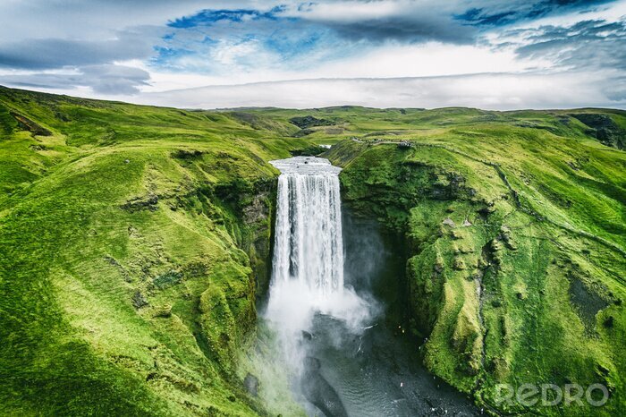 Canvas De IJslandse Skogafoss-waterval vanuit vogelperspectief