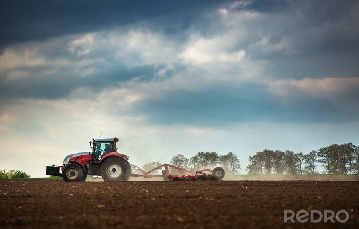 Canvas De landbouw van tractor ploegen en spuiten op veld