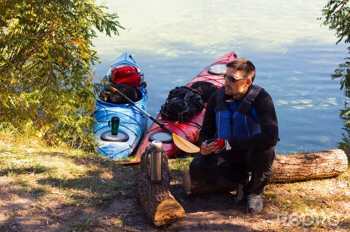 Canvas De man is kajakken op de rivier.